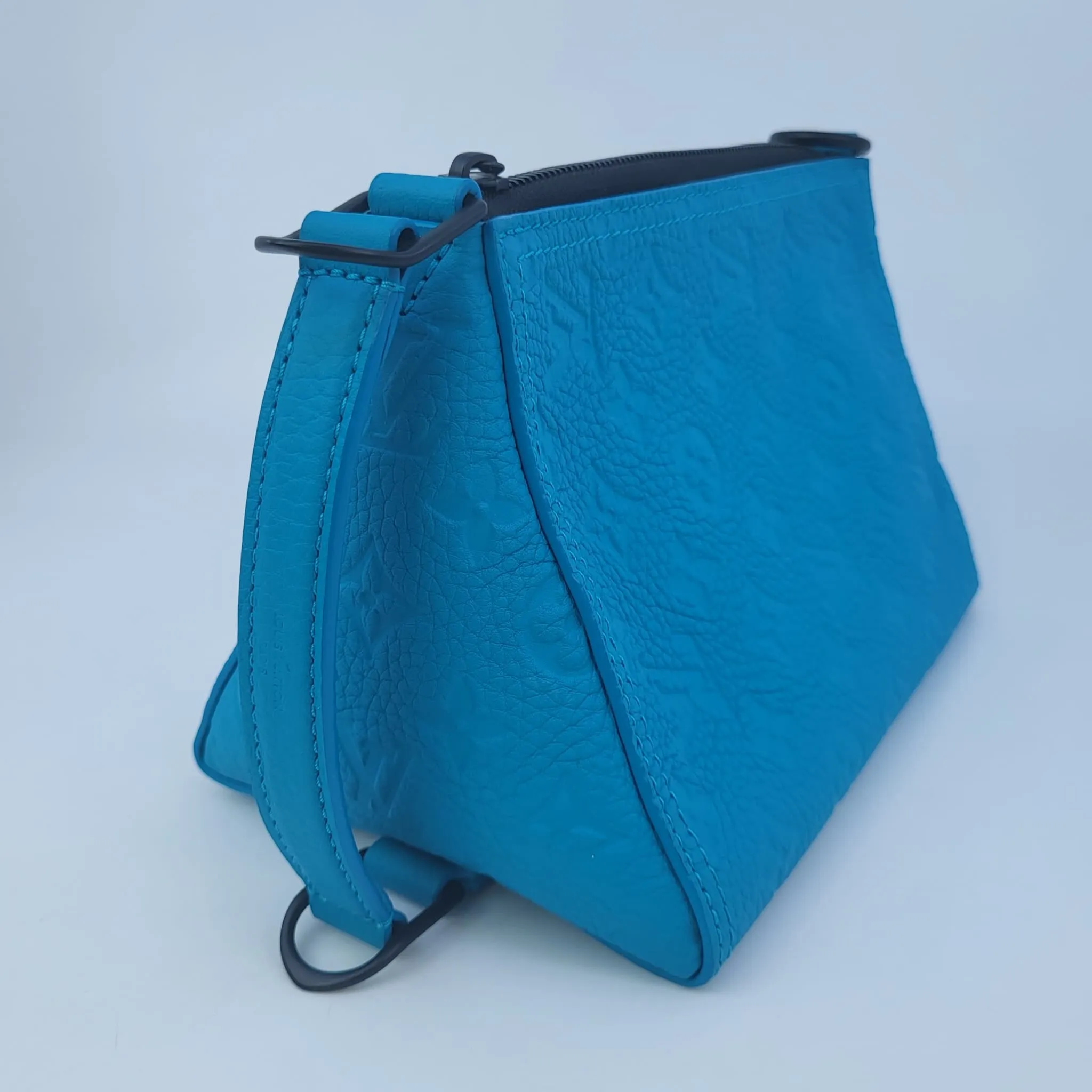 Triangle Mesenger Bag Taurillon Monogram