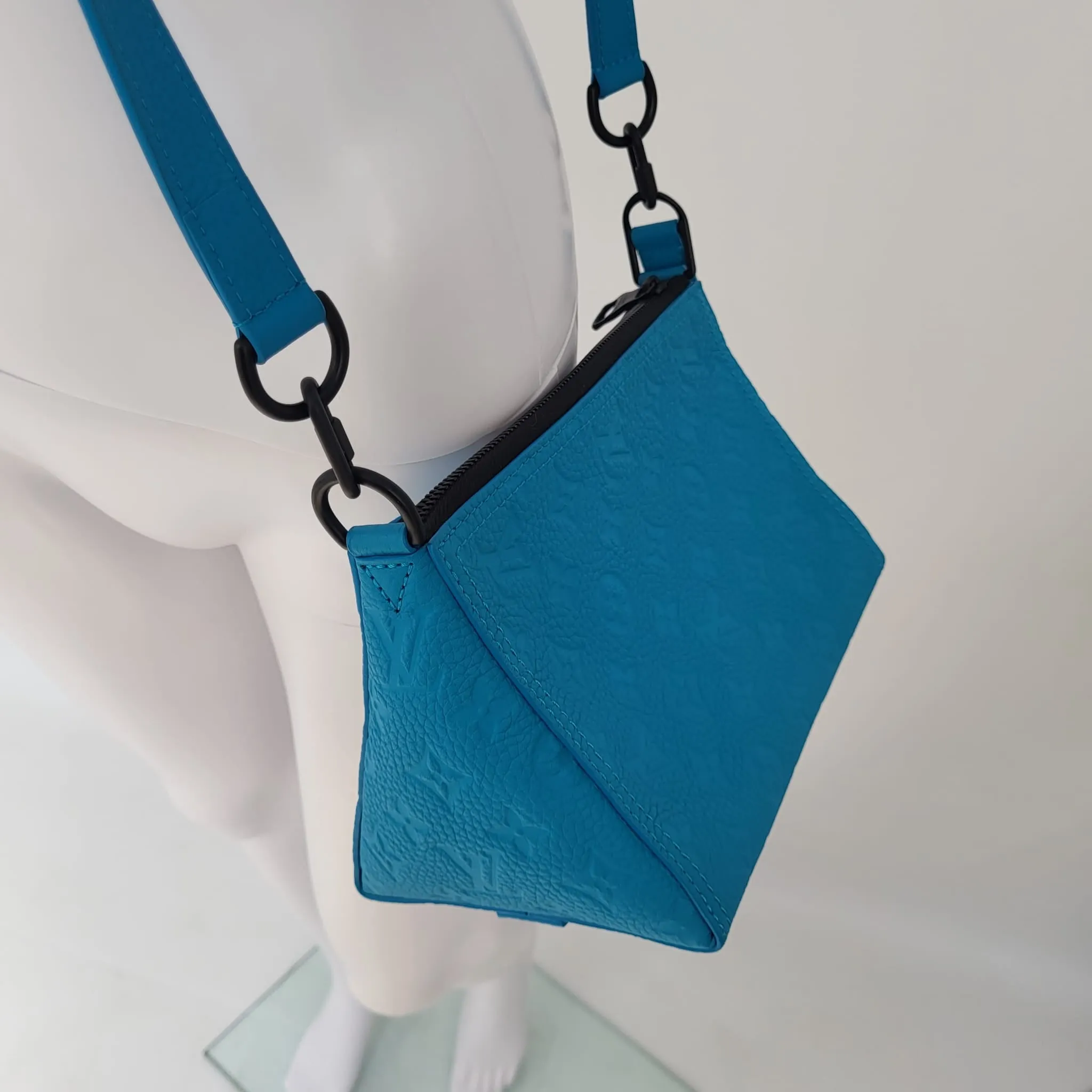 Triangle Mesenger Bag Taurillon Monogram