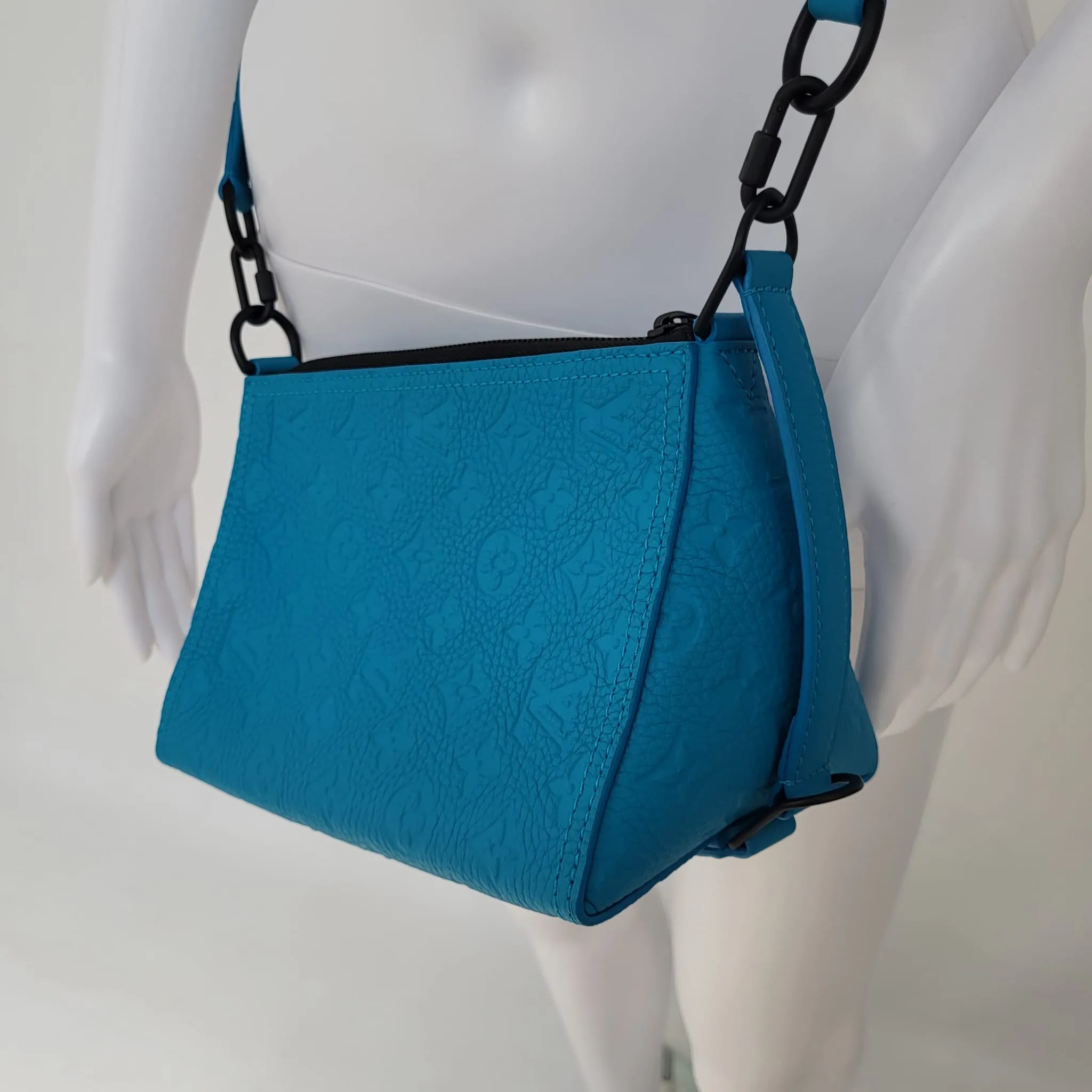 Triangle Mesenger Bag Taurillon Monogram