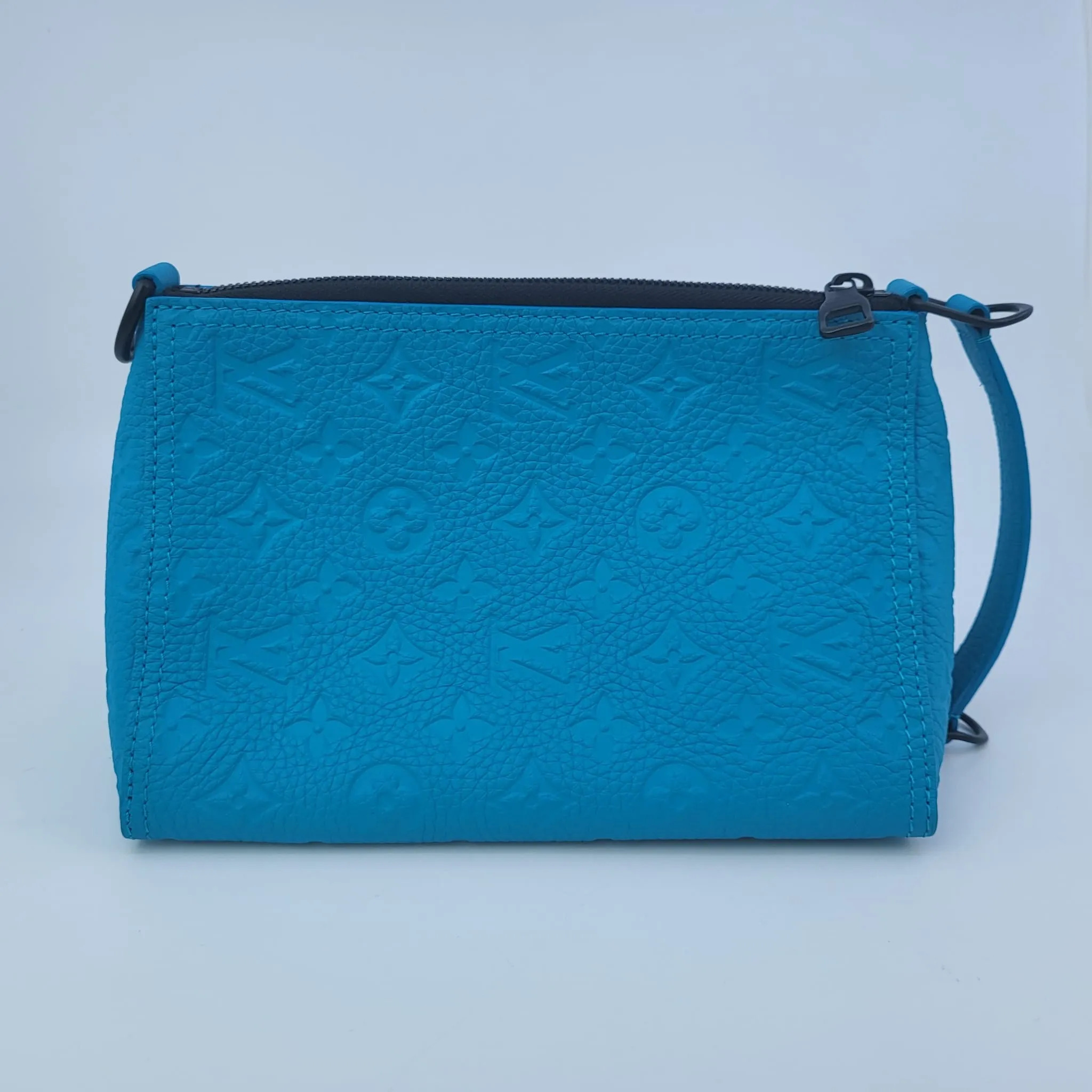 Triangle Mesenger Bag Taurillon Monogram
