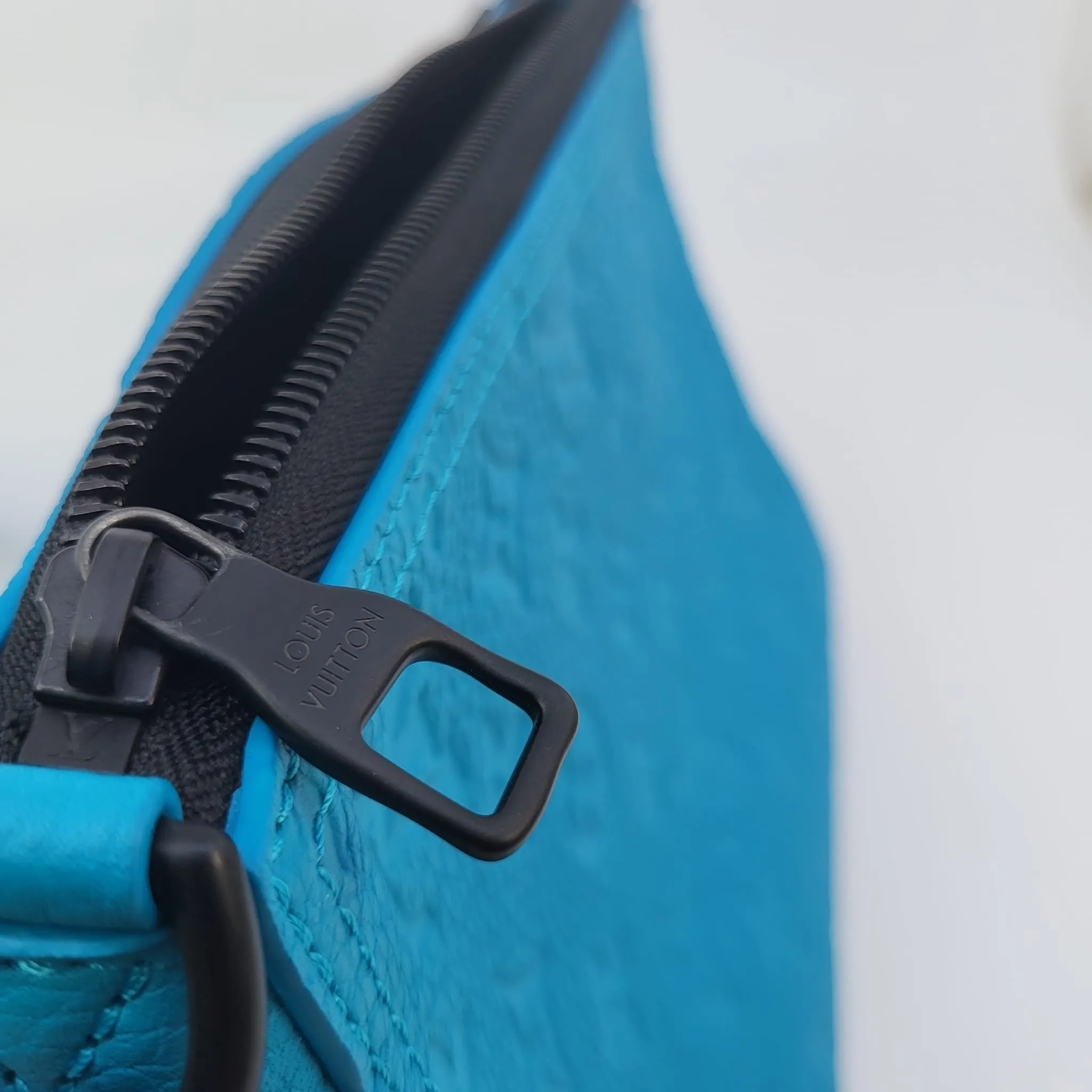 Triangle Mesenger Bag Taurillon Monogram