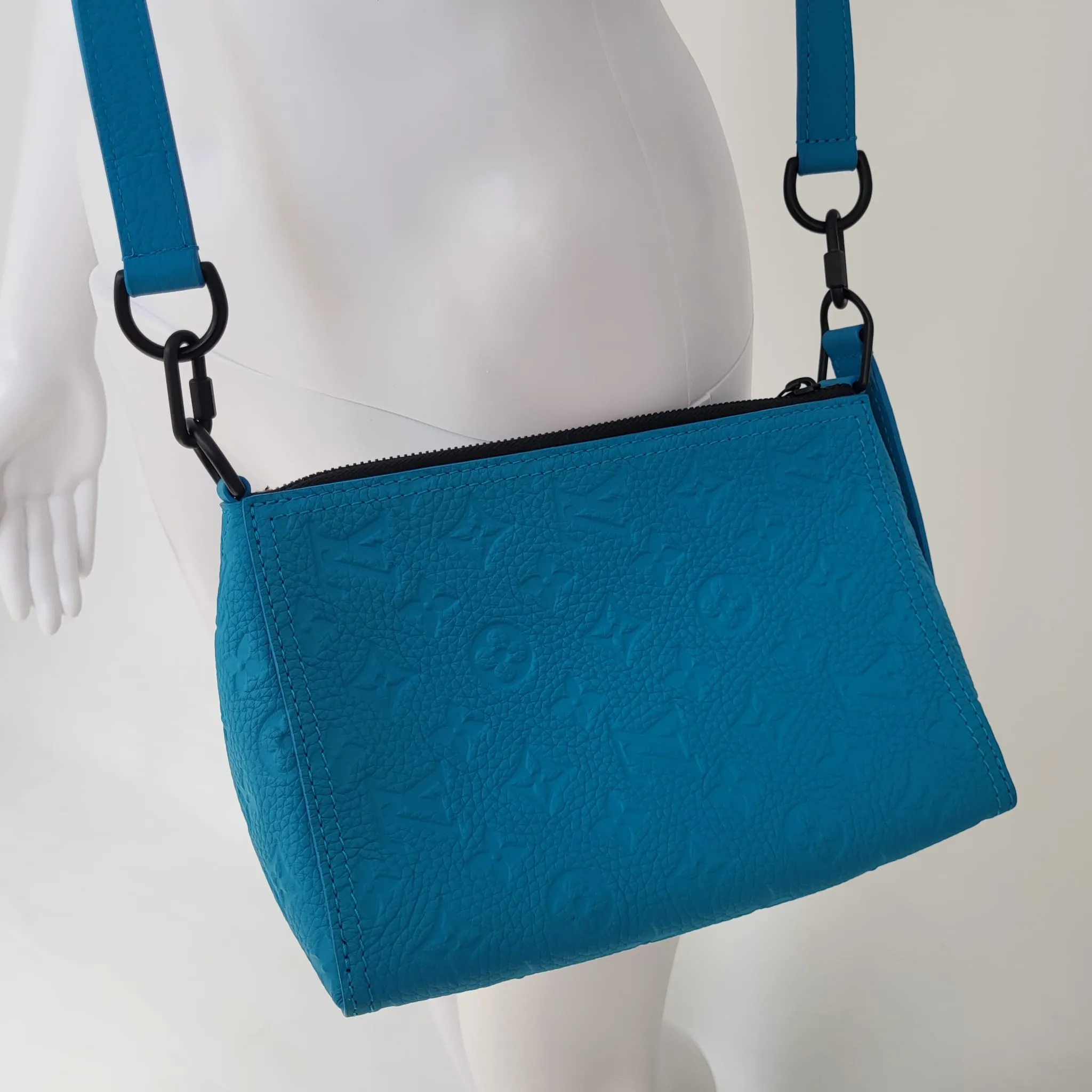 Triangle Mesenger Bag Taurillon Monogram