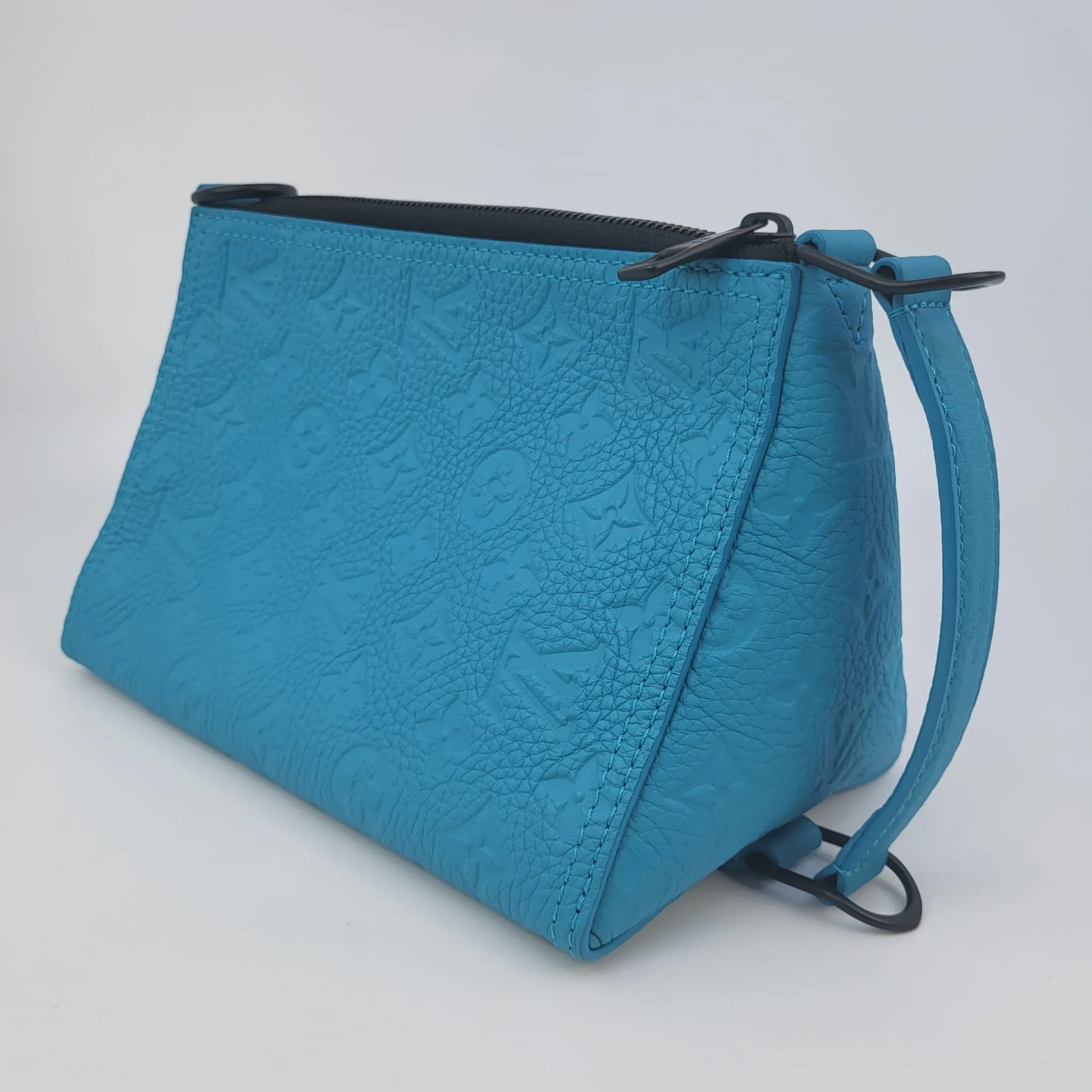 Triangle Mesenger Bag Taurillon Monogram