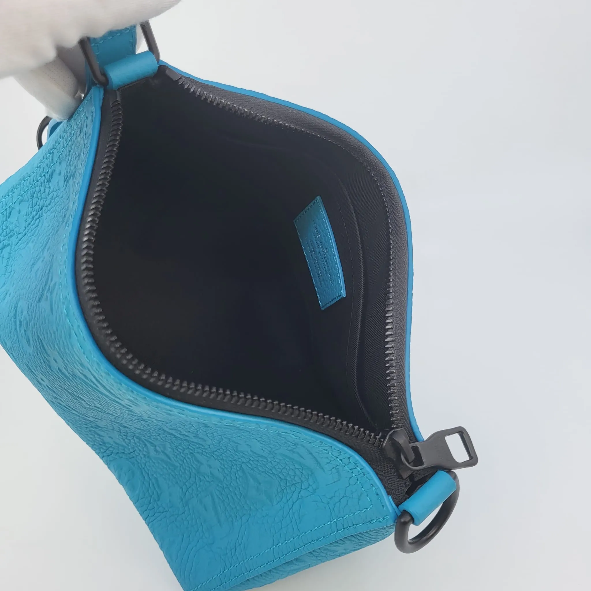 Triangle Mesenger Bag Taurillon Monogram